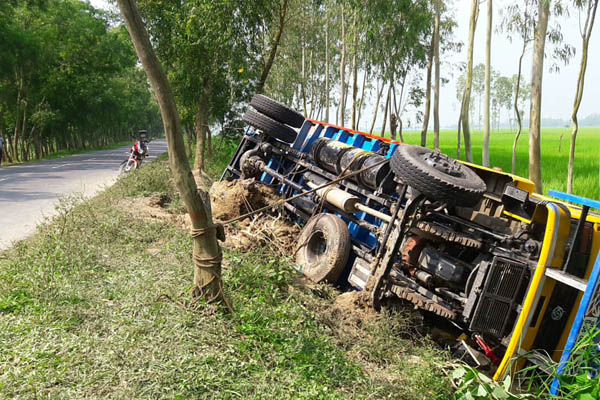 দিনাজপুরে পৃথক দুর্ঘটনায় ব্যবসায়ীসহ নিহত ৩