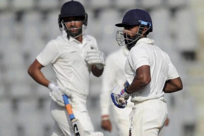 ৫৯৪ রানের জুটি গড়েও হলো না বিশ্বরেকর্ড