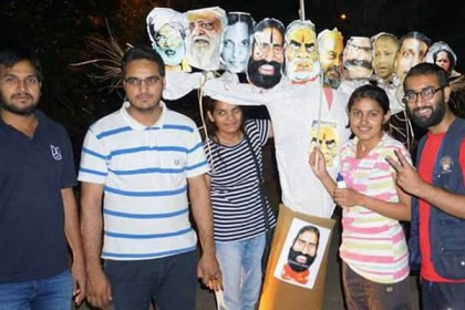 মোদির কুশপুতুল দাহ করল জেএনইউ