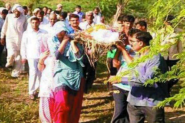 কনস্টেবল স্বামীর মৃতদেহ কাঁধে নিয়ে নজির গড়লেন স্ত্রী