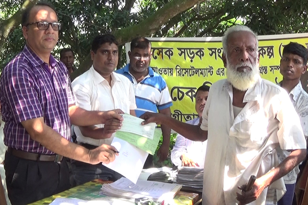 চার লেন প্রকল্পে ক্ষতিগ্রস্তদের চেক বিতরণ

