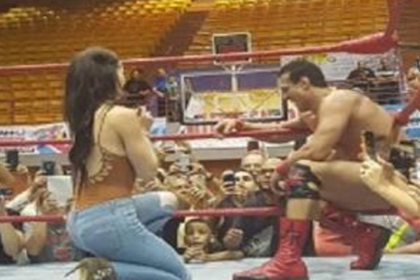 WWE রিঙের মধ্যেই প্রেমিককে প্রপোজ! (ভিডিও)