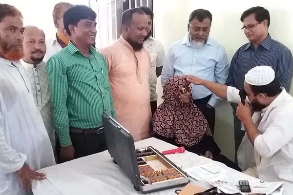 চৌদ্দগ্রামে চক্ষু রোগীদের ফ্রি চিকিৎসা সেবা প্রদান
