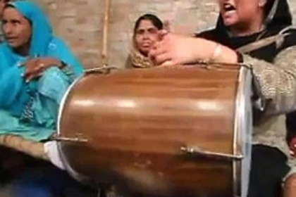 শত বছর ধরে যে গ্রামে গান শেখা বাধ্যতামূলক!