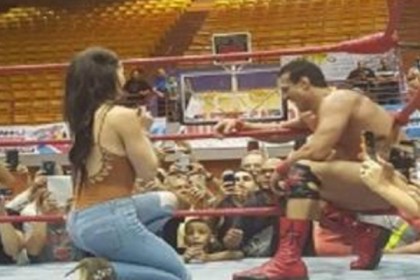 WWE রিঙের মধ্যেই প্রেমিককে প্রপোজ! (ভিডিও)
