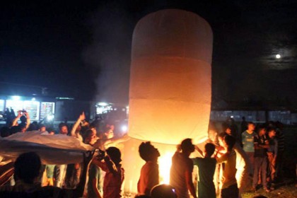 তারায় তারায় মিলেছে রং-বেরংয়ের ফানুস 

