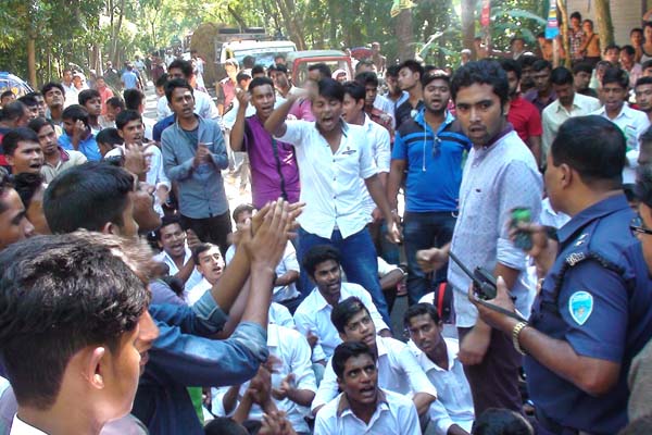 অধ্যক্ষের অপসারণ দাবিতে বিক্ষোভ

