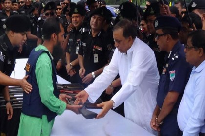 স্বরাষ্ট্রমন্ত্রীর কাছে ১৩ জলদস্যুর আত্মসমর্পণ