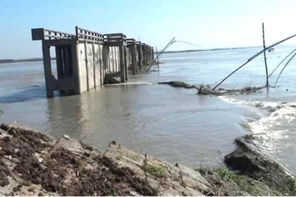 সিরাজগঞ্জে যমুনা স্পার বাঁধে ধস, ১৭০ মিটার বিলীন