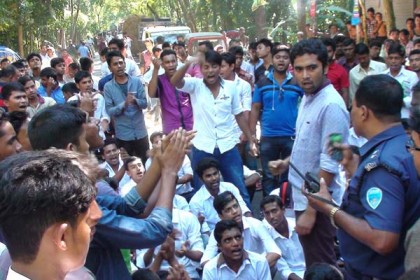 অধ্যক্ষের অপসারণ দাবিতে বিক্ষোভ

