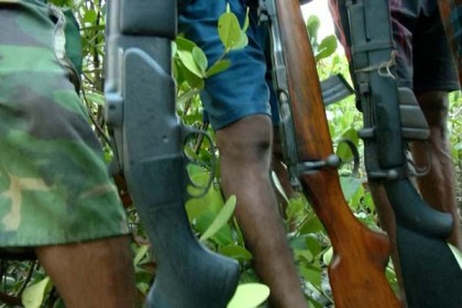 বনদস্যু সাগর বাহিনীকে থানায় হস্তান্তর
