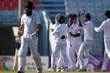 প্রথম ইনিংসে ২৯৩ রানে অলআউট ইংল্যান্ড