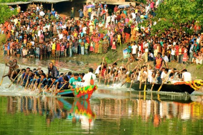 করতোয়া নদীতে নৌকাবাইচ 

