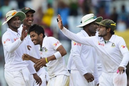 লাঞ্চের আগেই চাপের মুখে ইংল্যান্ড