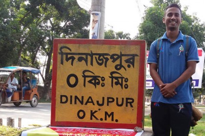 পায়ে হেঁটে দেশ ভ্রমণে দিনাজপুরের যুবক