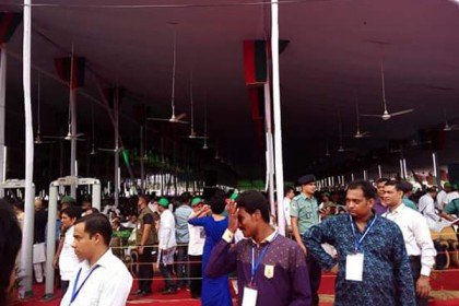 সেলফি তোলা থেকে বিরত থাকার আহ্বান
