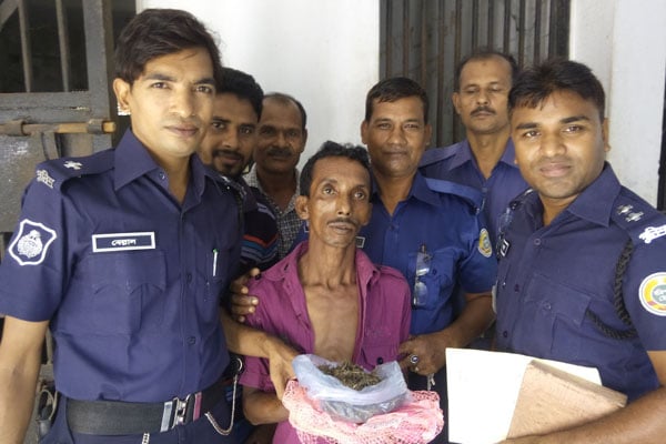 কলাপাড়ায় গাঁজা বিক্রেতা আটক
