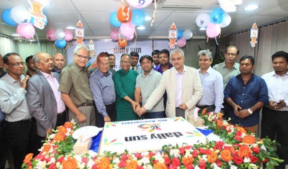 কেক কেটে ডেইলি সানের প্রতিষ্ঠাবার্ষিকী উদযাপনের সূচনা