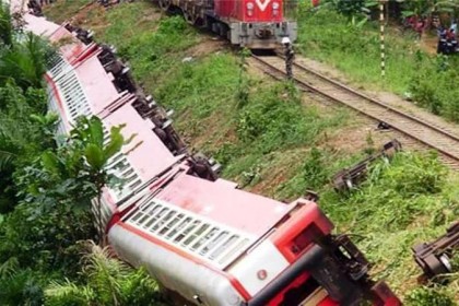 যে কারণে ক্যামেরুনে এত বড় রেল দুর্ঘটনা 