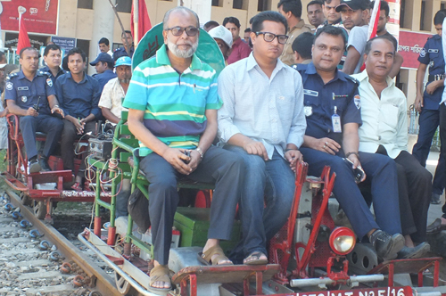 ট্রেন দুর্ঘটনা এড়াতে রেল পুলিশের মাইকিং
