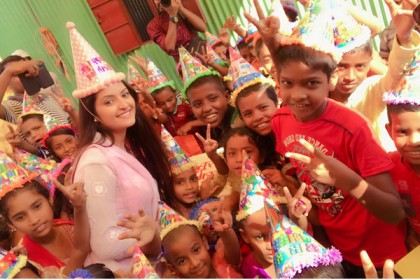 সুবিধাবঞ্চিত শিশুদের সঙ্গে পরীর জন্মদিন উদাযাপন
