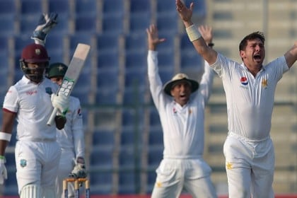 আবু ধাবি টেস্টের নিয়ন্ত্রণে পাকিস্তান
