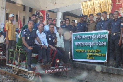 ট্রেনে কাটা পড়া দুর্ঘটনা রোধে লিফলেট বিতরণ