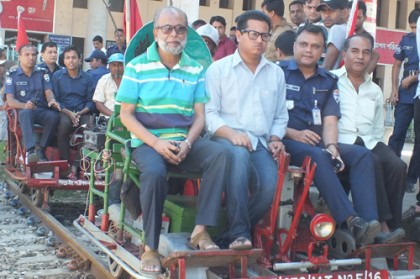 ট্রেন দুর্ঘটনা এড়াতে রেল পুলিশের মাইকিং