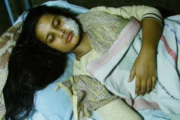 প্রেমের প্রস্তাব প্রত্যাখ্যান করায় স্কুলছাত্রীকে কুপিয়ে জখম