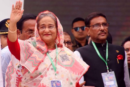 বঙ্গবন্ধুর প্রতিকৃতিতে শেখ হাসিনা-কাদেরের শ্রদ্ধা নিবেদন