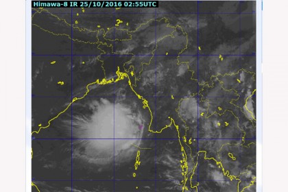 বঙ্গোপসাগরে সৃষ্ট নিম্নচাপটি একই এলাকায় অবস্থান করছে