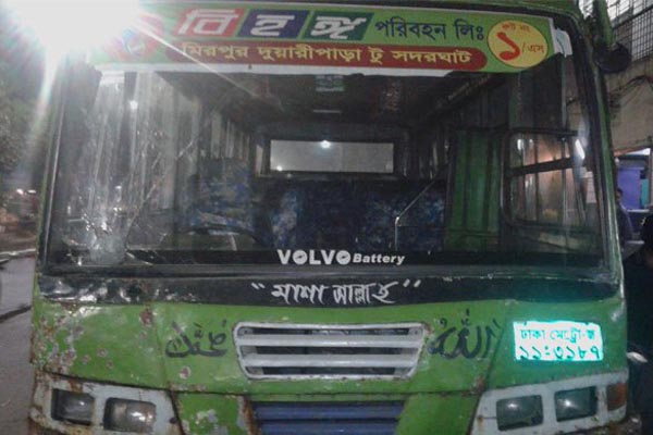 বাসের স্টাফ কর্তৃক মারধরের শিকার জবি শিক্ষার্থী