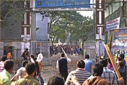 জবি শিক্ষার্থীকে মারধরের প্রতিবাদে বাস ভাংচুর