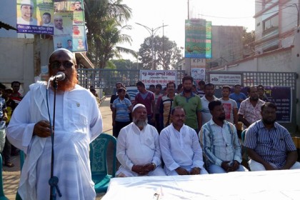 ১২ দফা দাবিতে সিদ্ধিরগঞ্জে ট্যাংকলরী বন্ধ রেখে বিক্ষোভ