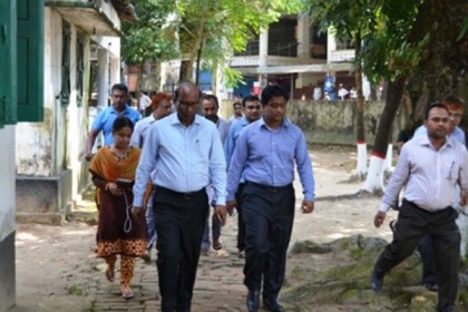 টেকনাফের ভূমি অফিস ও শিক্ষা প্রতিষ্ঠান পরিদর্শনে জেলা প্রশাসক