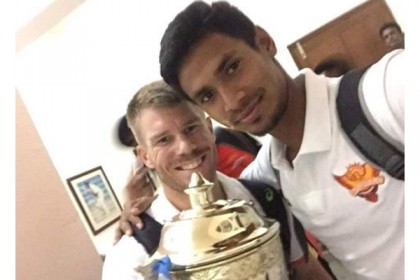 ওয়ার্নারকে শুভেচ্ছা জানালেন মোস্তাফিজ