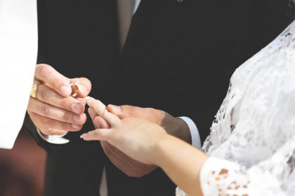 বিয়ের ছবি বন্ধুদের পাঠানোর 'অপরাধে' তালাক