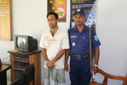 দিনাজপুরে পিতাকে কোপানোর ঘটনায় ছেলে আটক