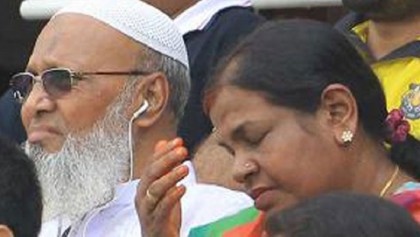 গ্যালারিতে বসেই কেঁদে দিলেন মুশফিকের মা!