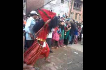 যে গ্রামে মৃত্যুশোক পালিত হয় নাচ-গানে!