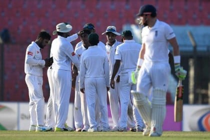 ৮ উইকেট হারিয়ে ব্যাকফুটে ইংল্যান্ড