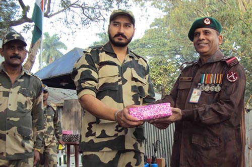 হিলি সীমান্তে বিজিবি-বিএসএফ'র মিষ্টি বিনিময়
