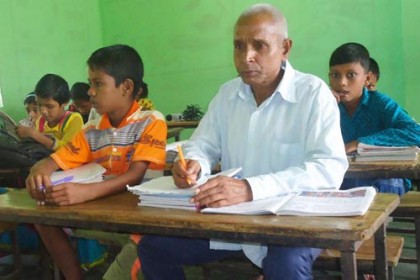 ষাট বছর বয়সী রশিদ এখন তৃতীয় শ্রেণির ছাত্র