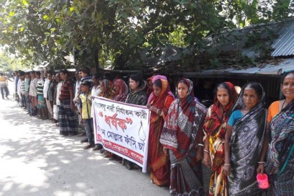 গৃহবধূকে নির্যাতনের প্রতিবাদে মানববন্ধন

