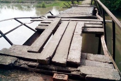 বাগেরহাটে ঝুকিপূর্ণ ব্রিজ ও সড়কের ভোগান্তিতে ১০টি গ্রামের জনগণ