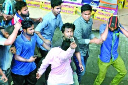 ছাত্রলীগের অস্ত্রধারী সেই দুই নেতা বহিষ্কার