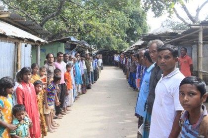 শিশু ধর্ষকের ফাঁসির দাবিতে মানববন্ধন
