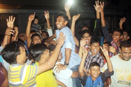 বীরের বেশে বাড়ি ফিরলেন মেহেদী