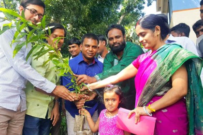 সিংড়ায় শিক্ষার্থীদের মাঝে বিনামূল্যে চারা বিতরণ