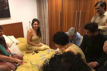 ‌আমিরের বাড়িতে তাসের আড্ডায় শাহরুখ